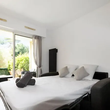 Le Royal - Quiet - Spacious - Swimming Pool